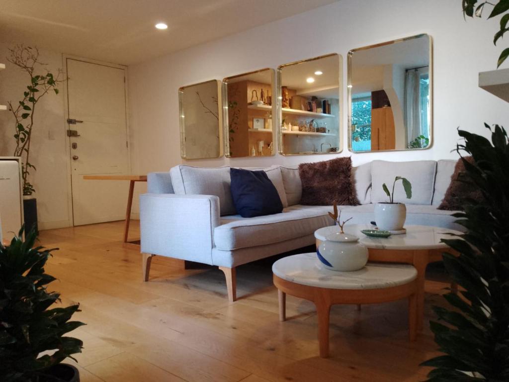 sala de estar con sofá blanco y mesa en Cozy country retreat in fashionable Roma, en Ciudad de México