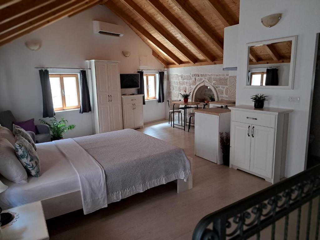 Il comprend une chambre avec un grand lit et une cuisine. dans l'établissement LUCIANA, à Korčula