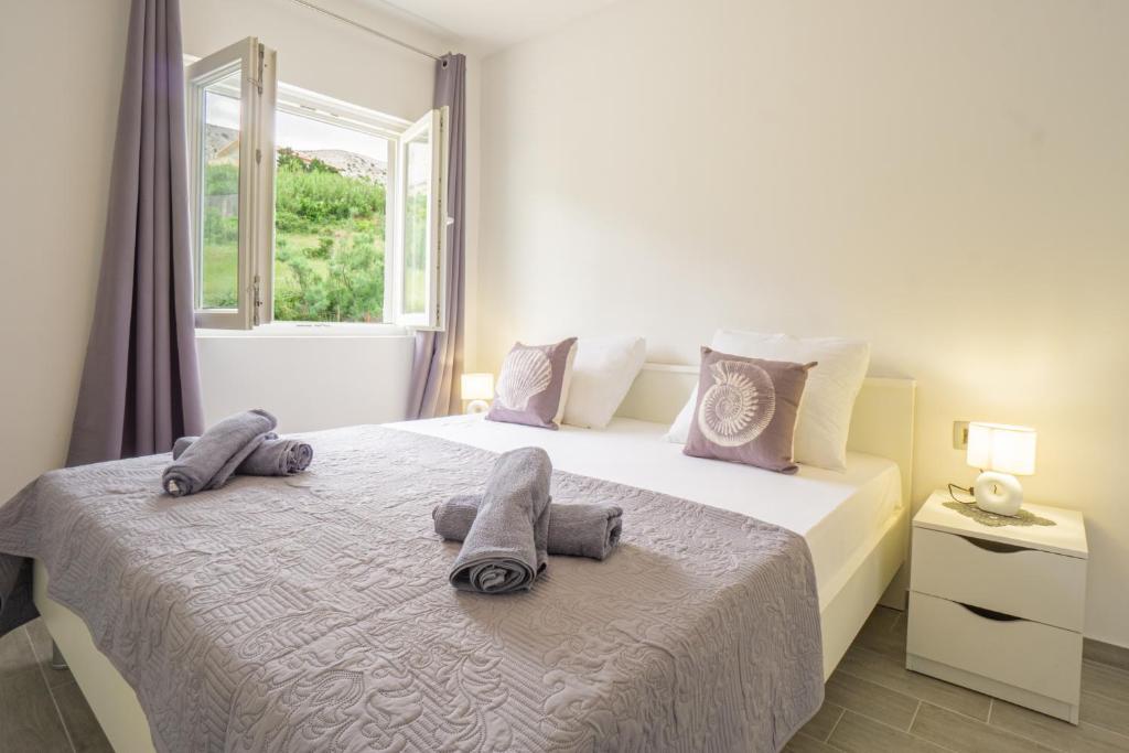Een bed of bedden in een kamer bij Bepo Apartments at beach