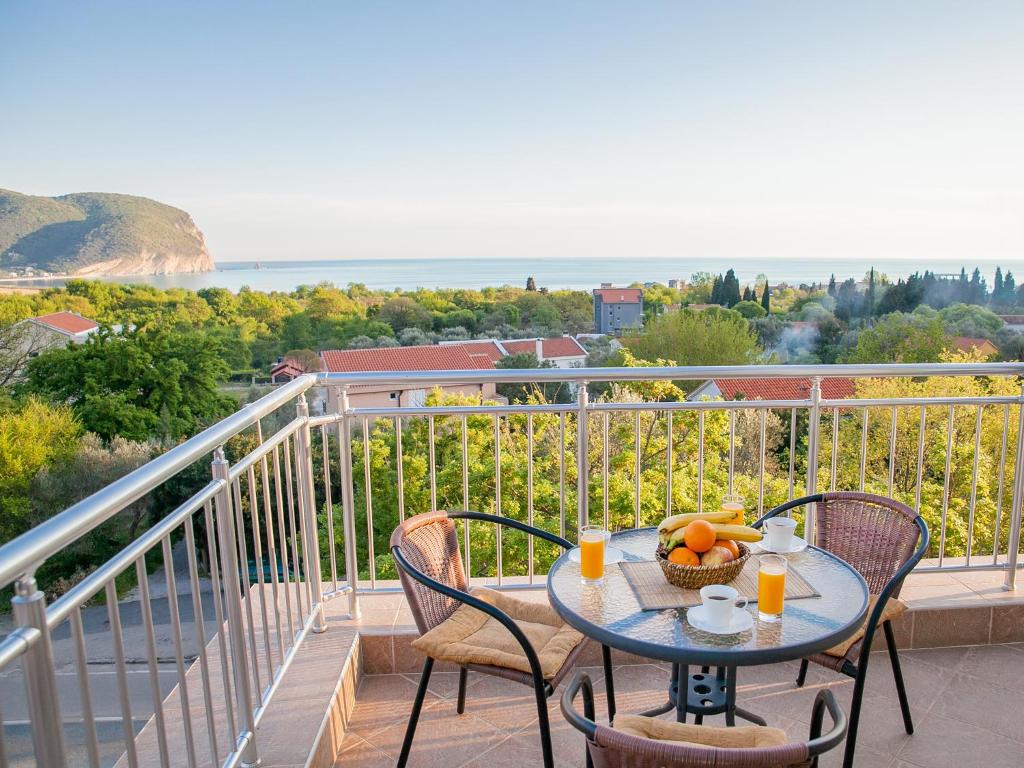 uma mesa com uma tigela de fruta numa varanda em Pansion Nobel em Petrovac na Moru