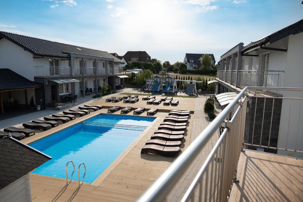 Bazén v ubytování SEO2 Rewal - Apartamenty z osobnym wejściem, grzany basen, darmowe sauny, parking, grill, wifi nebo v jeho okolí