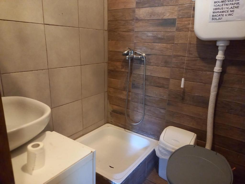 חדר רחצה ב-EXIT Camping with bungalow, mobile home, tents, and empty spots with private acces to the beach