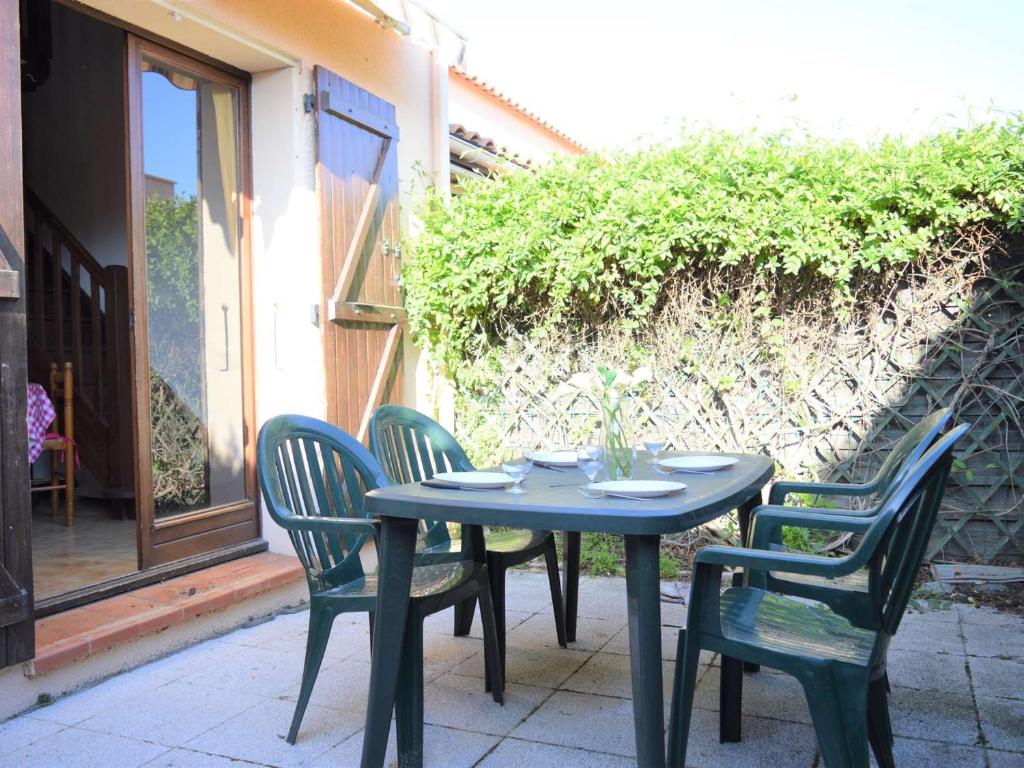 Photo de la galerie de l'établissement Maison familiale 6 couchages avec terrasse à 400m de la plage - Argelès-sur-Mer - FR-1-225-39, à Argelès-sur-Mer