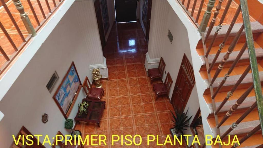 una vista aérea de una escalera en una casa en Hotel Conquistador Veracruz en Veracruz