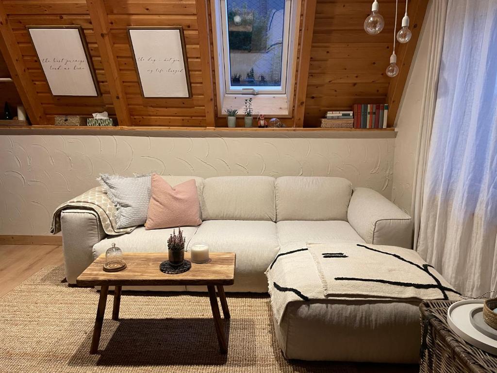 Posezení v ubytování Kleines Chalet im Erzgebirge mit Sauna und Kamin