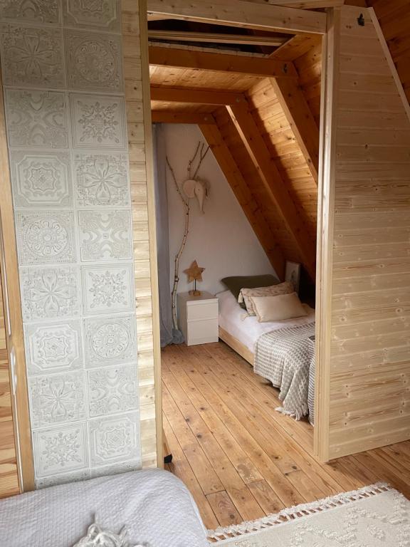 Un pat sau paturi într-o cameră la Kleines Chalet im Erzgebirge mit Sauna und Kamin