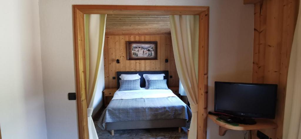 Postel nebo postele na pokoji v ubytování Hôtel-Chalet Les Ecureuils Restaurant, Piscine, Jardin Garage