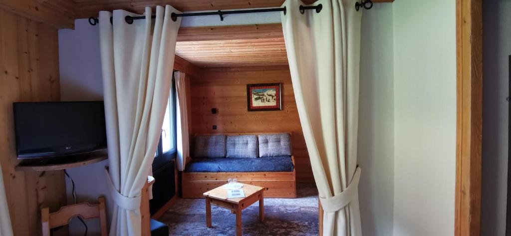 TV a/nebo společenská místnost v ubytování Hôtel-Chalet Les Ecureuils Restaurant, Piscine, Jardin Garage