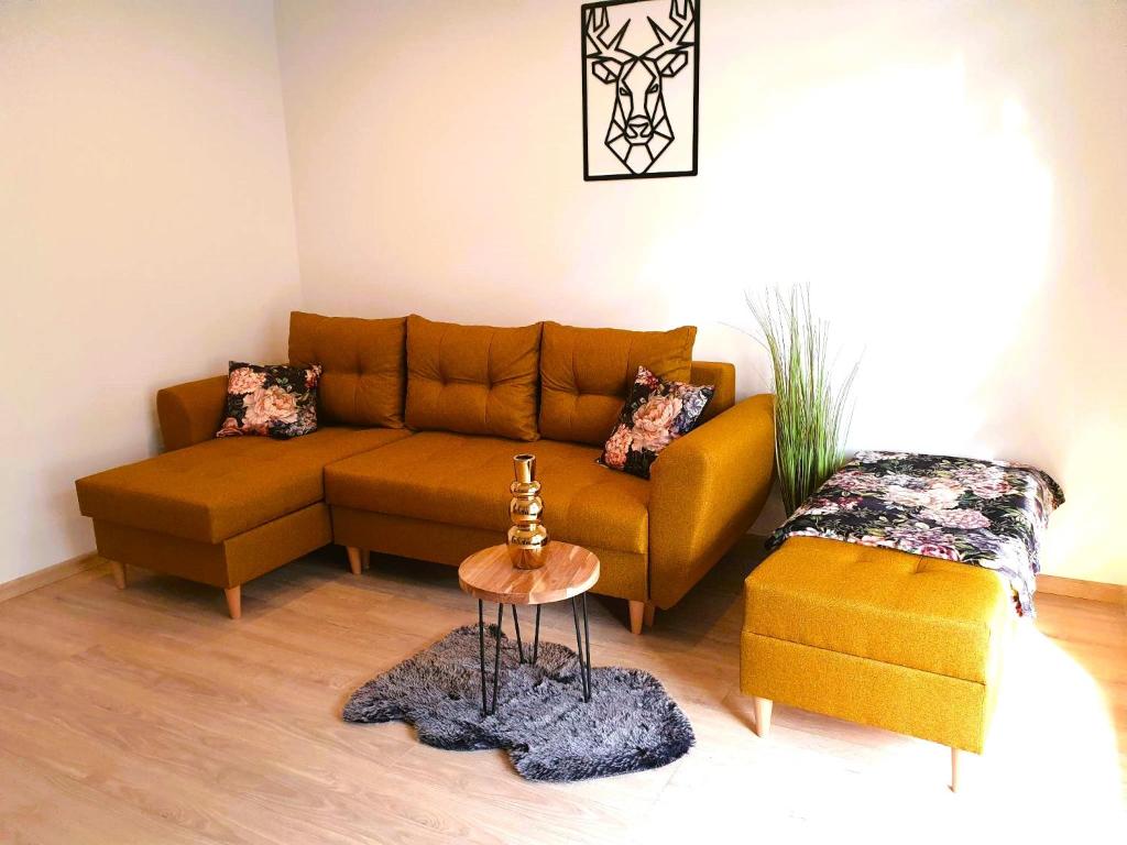 HappyStay Gold في جليفيتش: غرفة معيشة مع أريكة وطاولة