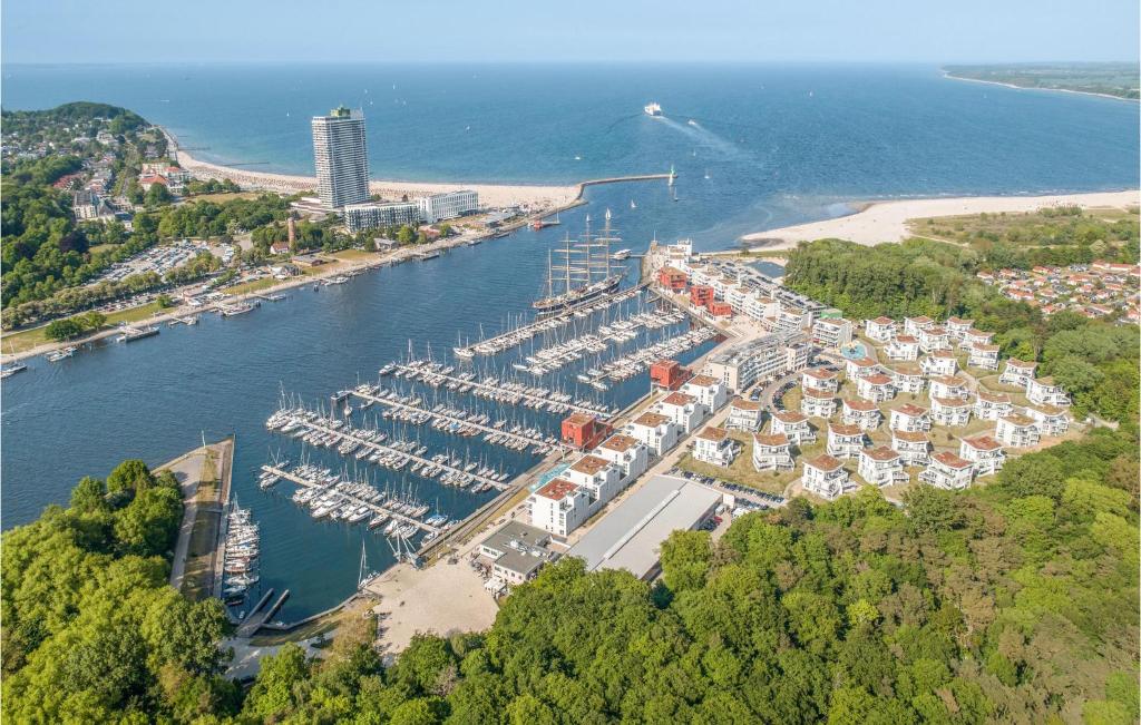 una vista aérea de un puerto deportivo con barcos en el agua en Beautiful Apartment In Lbeck Travemnde With Sauna, en Travemünde