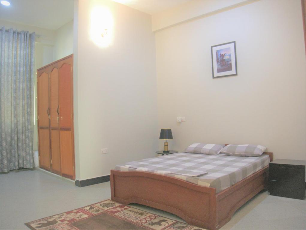 ein Schlafzimmer mit einem großen Bett in einem Zimmer in der Unterkunft Success Apartments-Gold in Mwanza