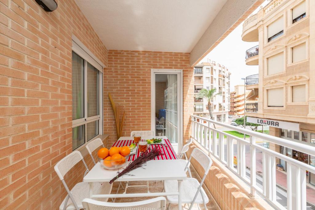 balkon ze stołem z pomarańczami w obiekcie Delightful Retreat by Fidalsa w mieście El Moncayo
