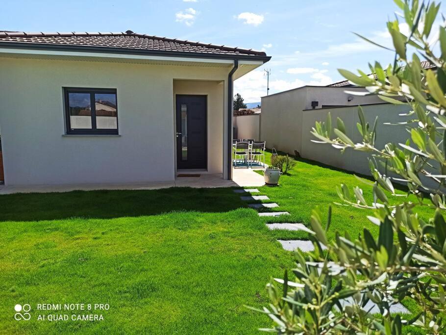 Mours-Saint-EusÃ¨beLa Villa d'A-Mours的绿色庭院度假屋