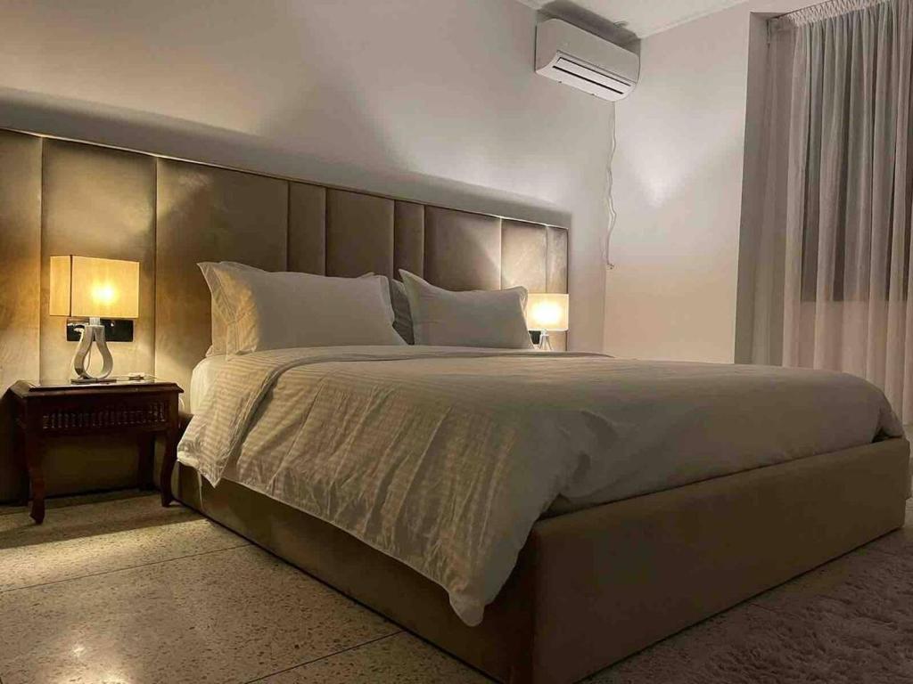Säng eller sängar i ett rum på Luxury apartment