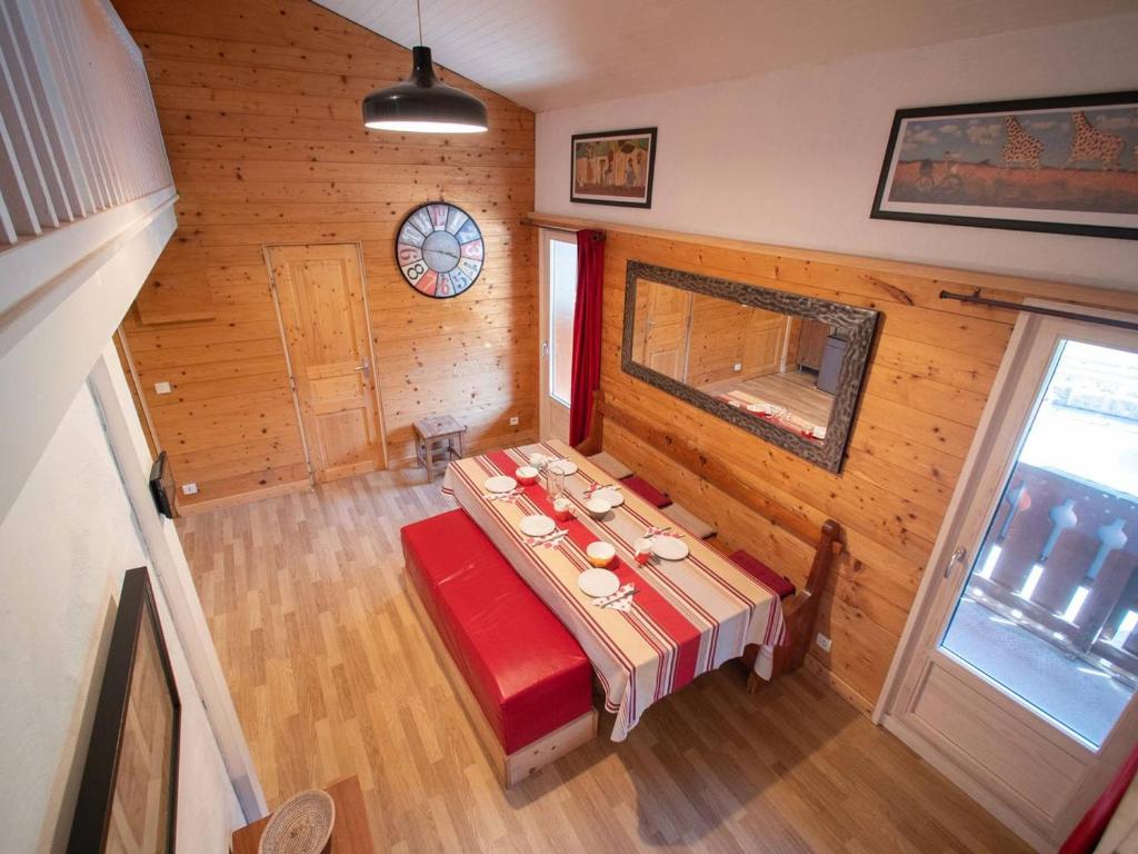 - une vue de tête sur une chambre avec une table dans une cabine dans l'établissement Appartement spacieux à Valmorel, 11 couchages, 4 Pièces, casier à skis - FR-1-291-749, à Valmorel
