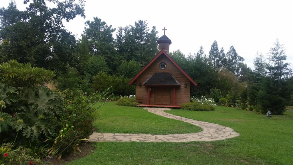 a small chapel in the middle of a yard at Hotel y Cabañas Las Mellizas - Caja Los Andes in Los Ángeles