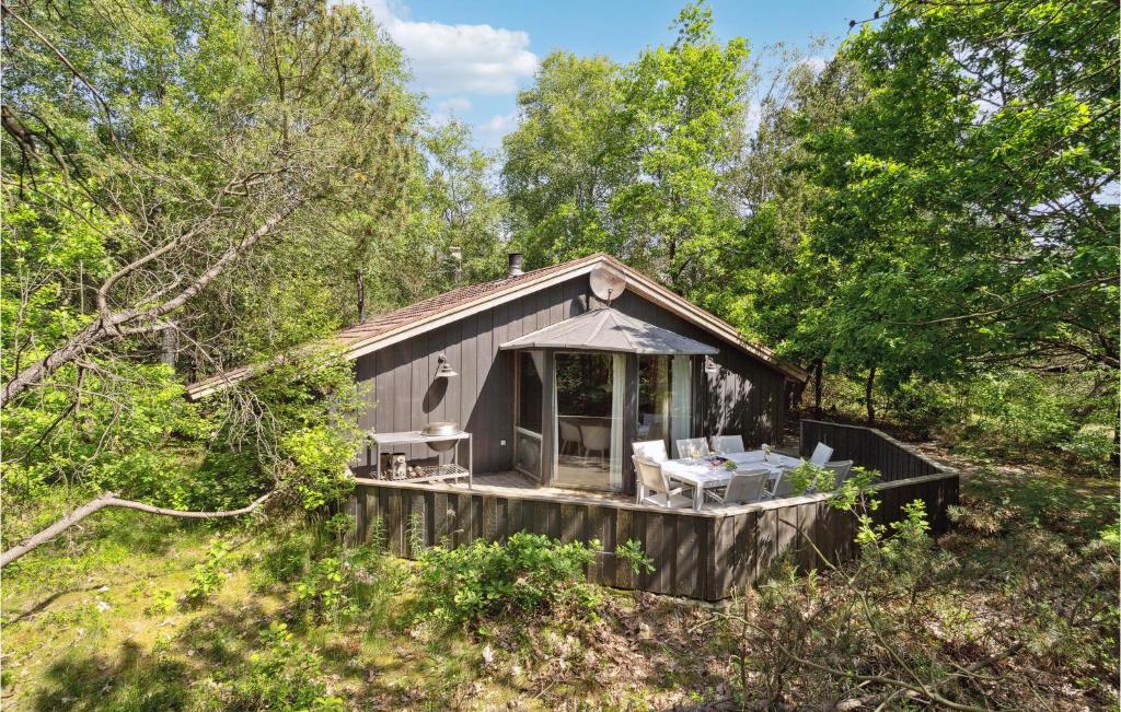 Cabaña pequeña en el bosque con porche en Beautiful Home In Herning With Wifi, en Herning