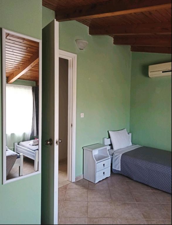 Postel nebo postele na pokoji v ubytování Demis Apartments