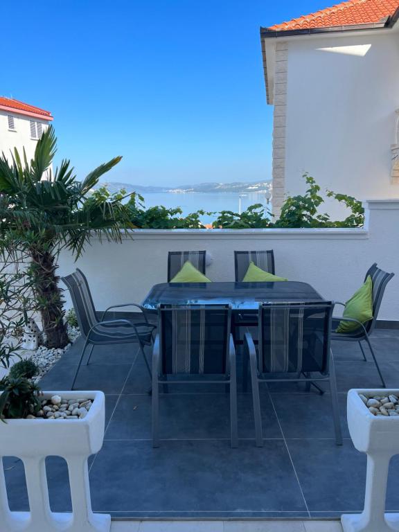 eine Terrasse mit einem Tisch und Stühlen darauf in der Unterkunft Apartments Imperium in Trogir