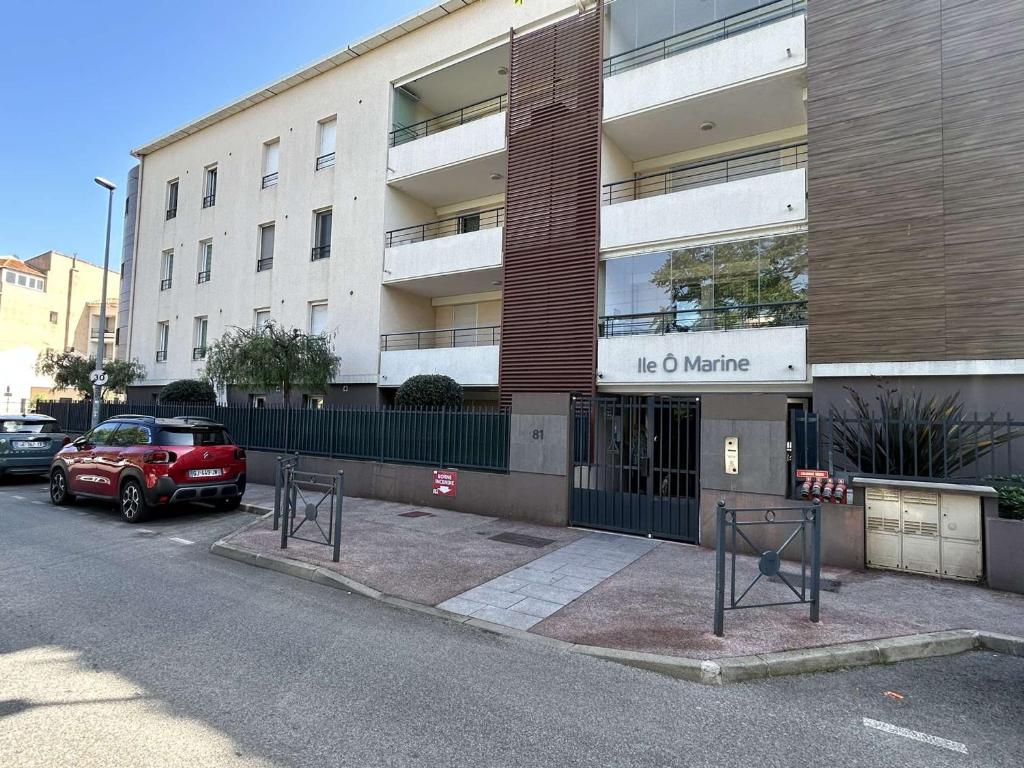 a red truck parked in front of a building at Appartement Saint-Raphaël, 3 pièces, 4 personnes - FR-1-226A-274 in Saint-Raphaël