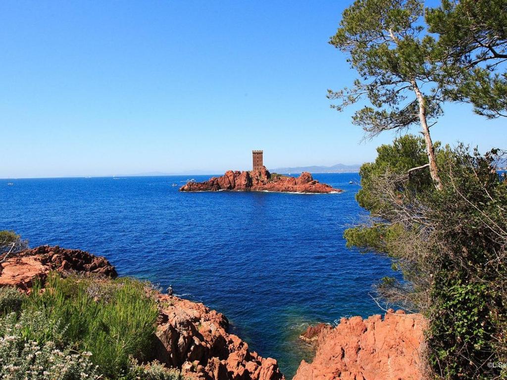 a small island in the middle of a body of water at Appartement Saint-Raphaël, 3 pièces, 4 personnes - FR-1-226A-274 in Saint-Raphaël