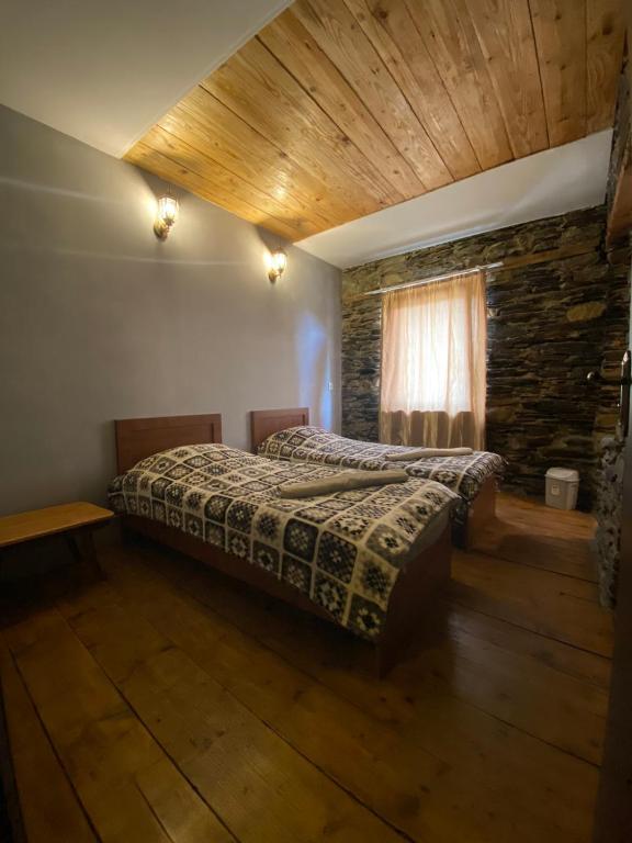 Postel nebo postele na pokoji v ubytování Guesthouse SVANURI SAKHLI