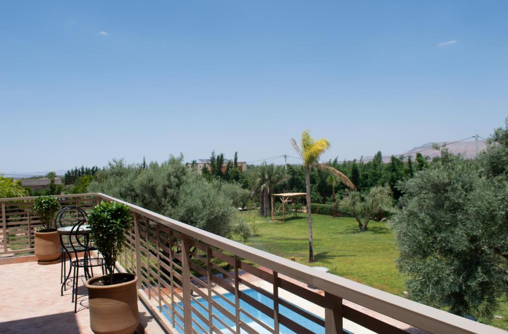 balcón con vistas al jardín y al parque infantil en Dar Fatima Tamazouzt, en Marrakech