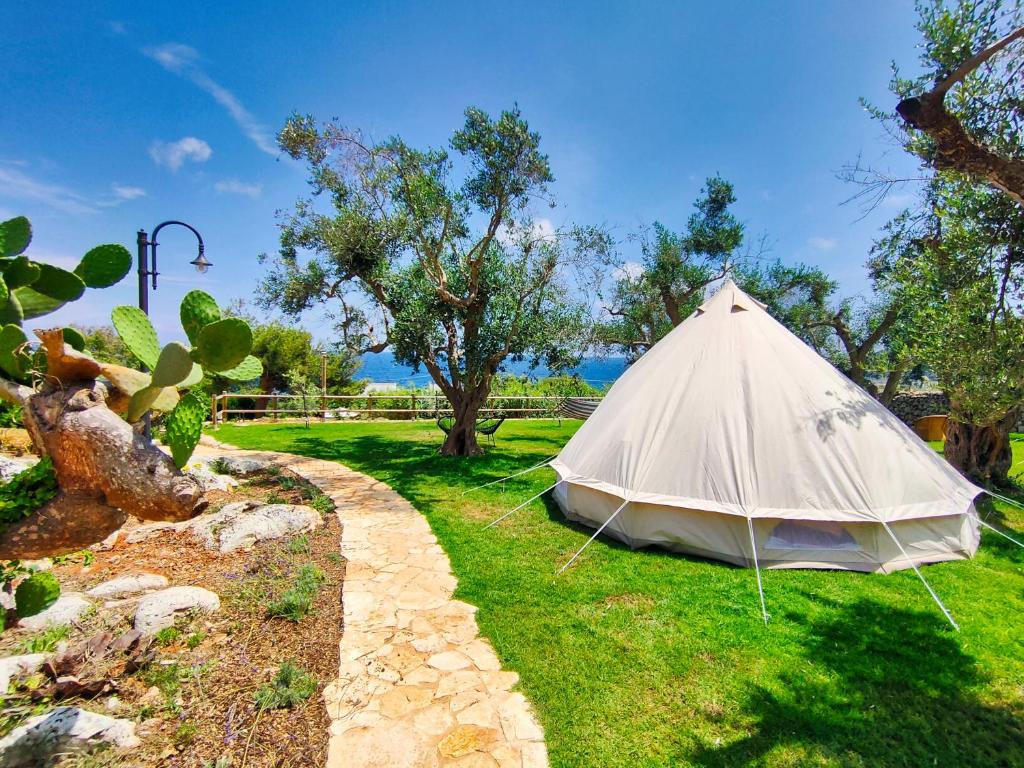 瑪麗娜塞拉的住宿－La Nuova Tenda di Casa Camilla Journey，坐在草地上的帐篷