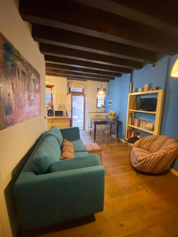 - un salon avec un canapé vert et une table dans l'établissement Casa Torrazzo, à Pisogne