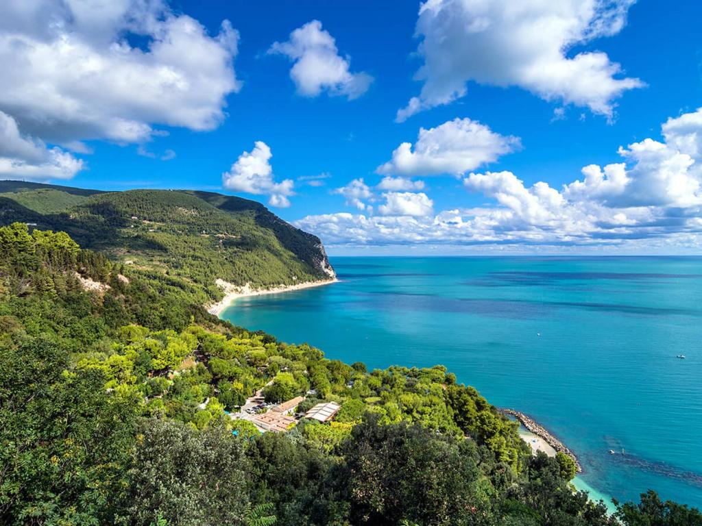 una vista aerea su una spiaggia e sull'oceano di mare blu a Sirolo