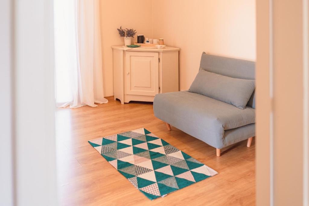 a living room with a chair and a rug at Ancóramare in Stintino