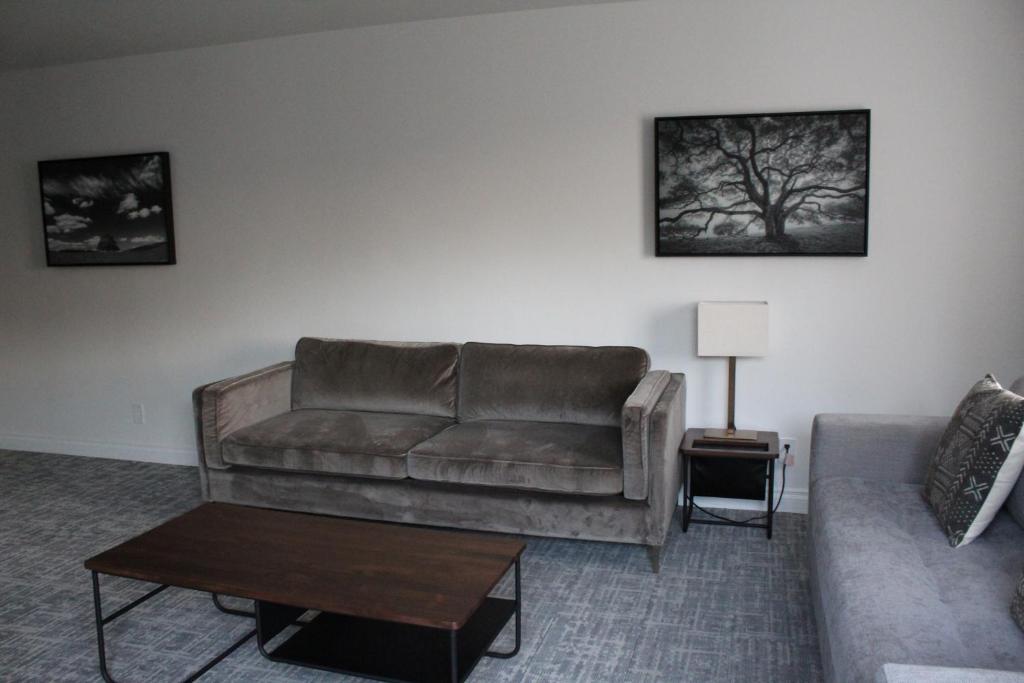 Vinland Hotel and Lounge - King Suite