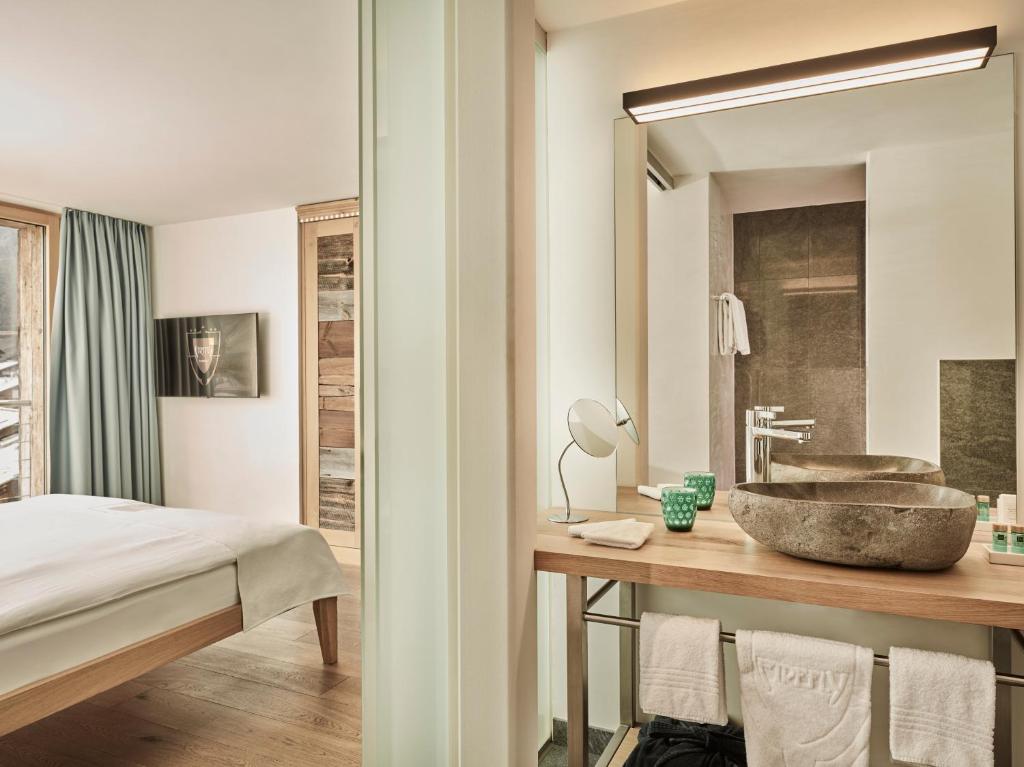 Postel nebo postele na pokoji v ubytování Firefly Luxury Suites