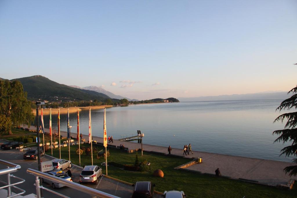 una vista de un lago con coches aparcados en una calle en Villa Marija, en Ohrid