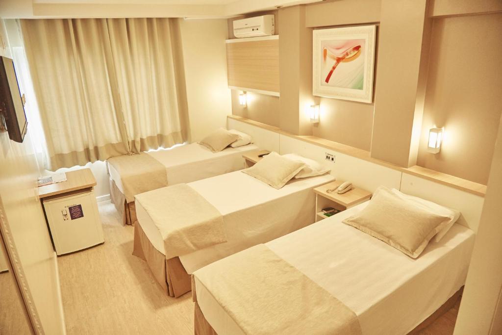 Cama ou camas em um quarto em Miramar Hotel
