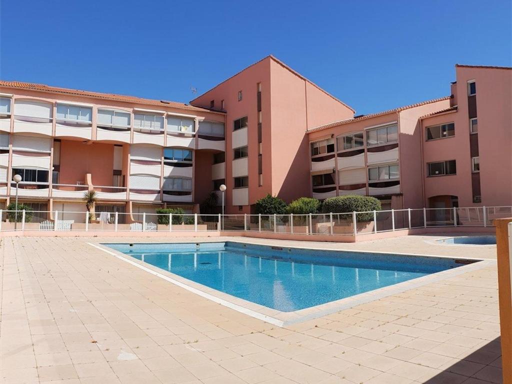Photo de la galerie de l'établissement Appartement T2 Cabine avec Balcon, Parking Privé et Piscine à 150m de la Plage - Argelès-sur-Mer - FR-1-388-26, à Argelès-sur-Mer