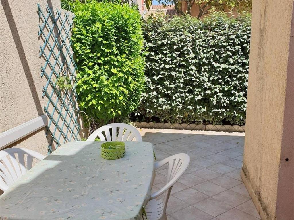 une table et des chaises bleues sur une terrasse dans l'établissement Charmant pavillon avec mezzanine, à 900m de la plage, parking privé, pour 4 personnes à Argelès-sur-Mer - FR-1-388-113, à Argelès-sur-Mer