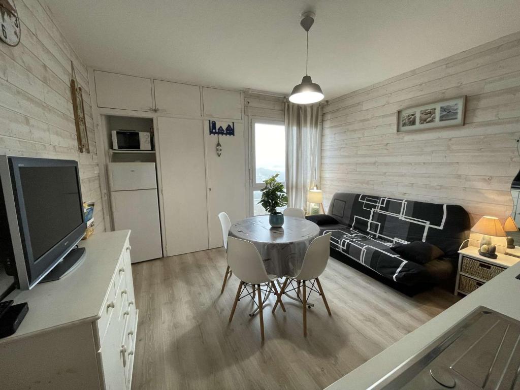 un salon avec une table et un canapé dans l'établissement Studio cabine moderne 4 pers, plage 100m, Saint-Jean-de-Monts - FR-1-224C-582, à Saint-Jean-de-Monts