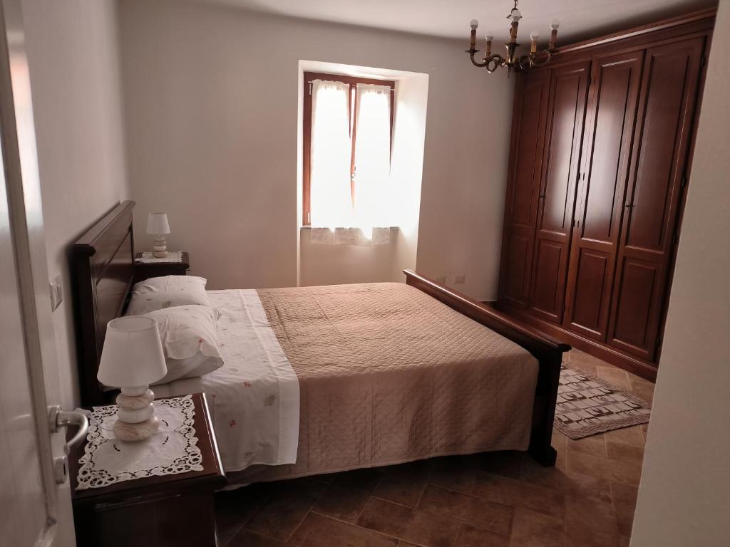 a bedroom with a bed and a window at Le stanze del moro house in Pállare