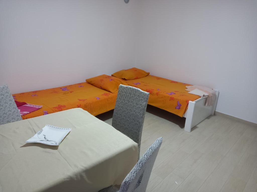 Säng eller sängar i ett rum på Apartmani Pepđonović