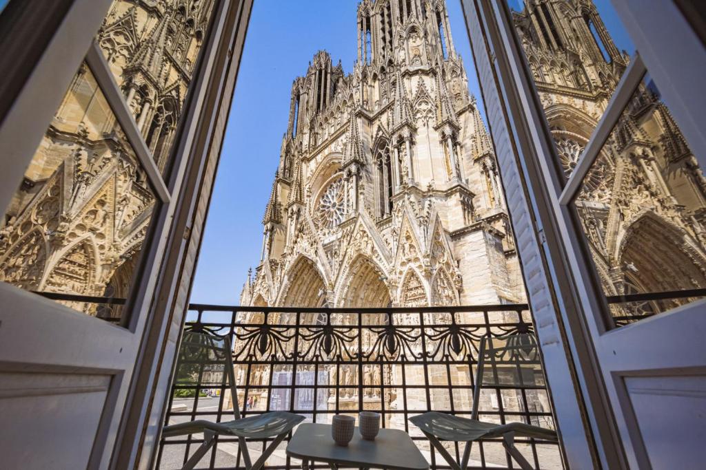 widok przez okno katedry w obiekcie Au pied de la Cathédrale #vuemagique w mieście Reims