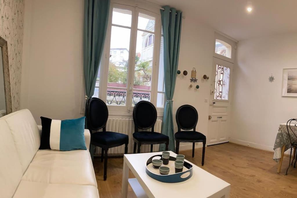 - un salon avec un canapé blanc et des fauteuils noirs dans l'établissement Pink Pearl Trouville, à Trouville-sur-Mer