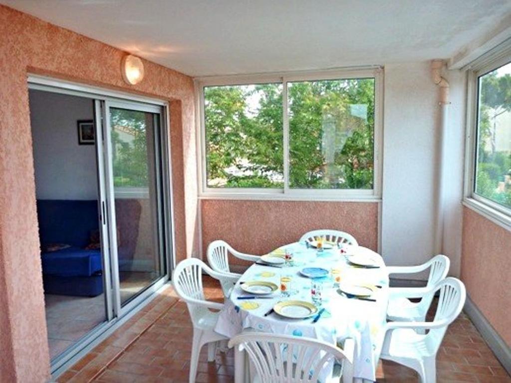 Photo de la galerie de l'établissement Appartement 7 pers, proche plage et commerces, 3 chambres, parking, wifi en option - FR-1-387-49, à Marseillan