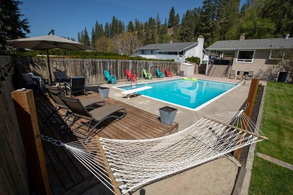 Hollywood Holiday House, Family and pet friendly, Kelowna (updated