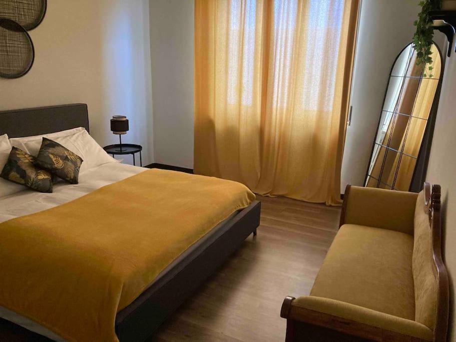 1 dormitorio con 1 cama y 1 silla en Casa Riva en Crema