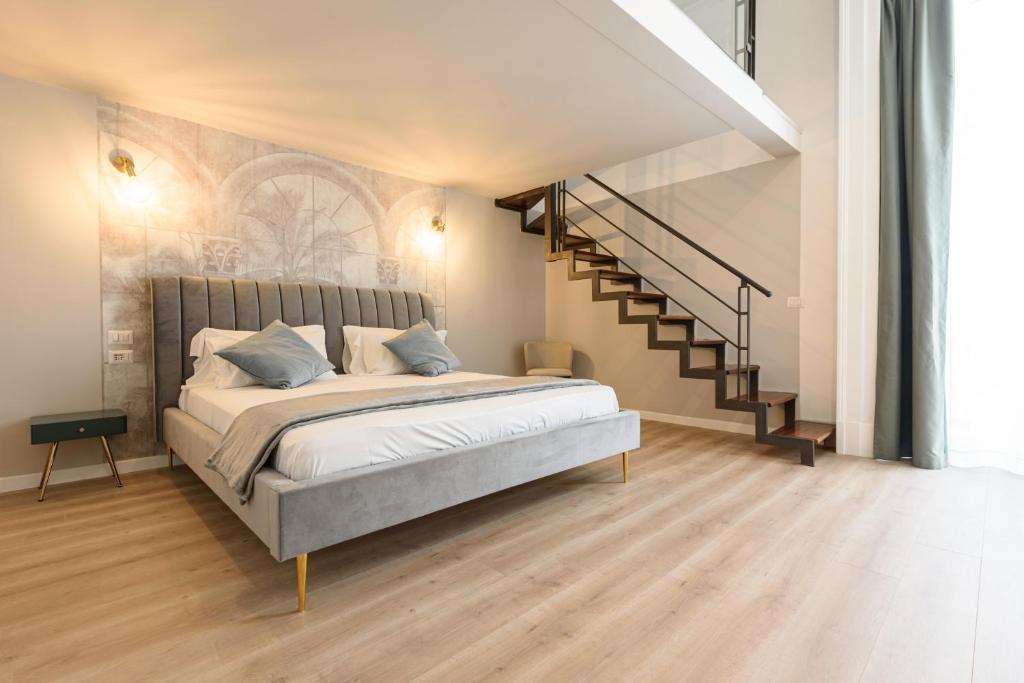 um quarto com uma cama e uma escada em Guest House 121 Luxury Apartments em Nápoles