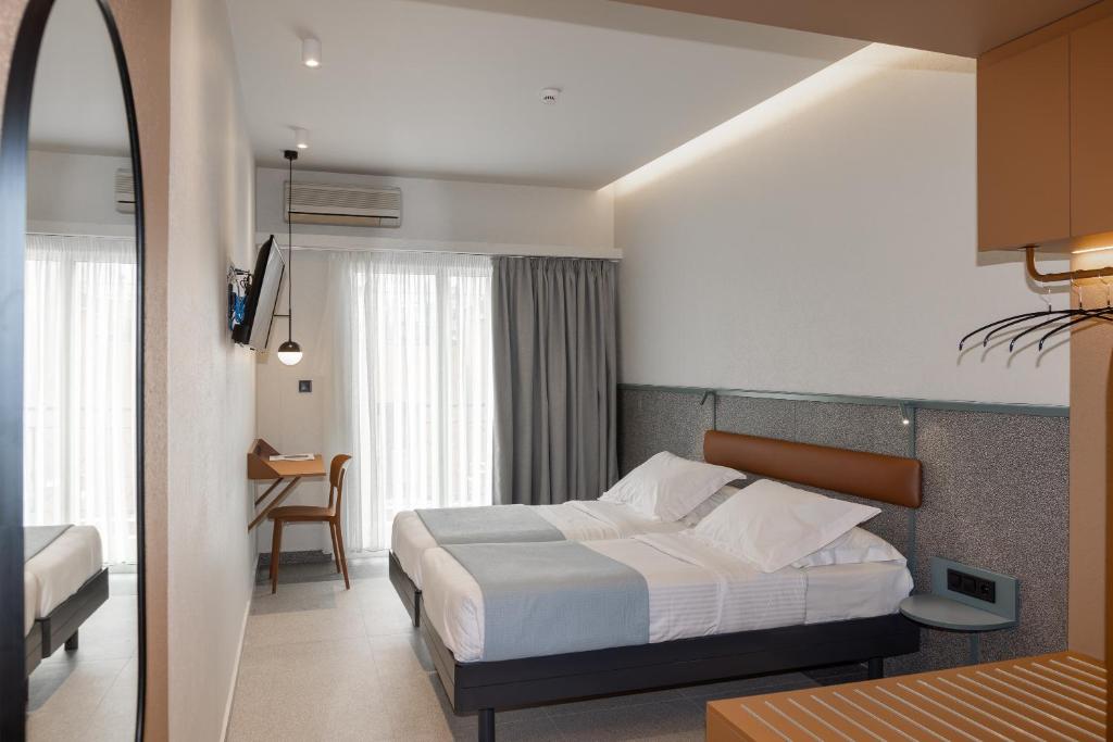 Postel nebo postele na pokoji v ubytování Evripides Hotel