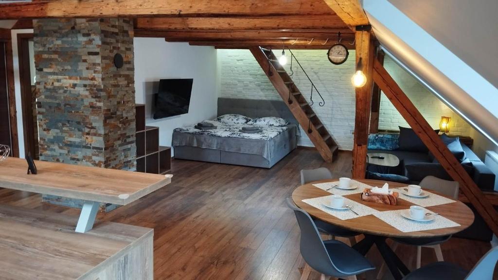 - un salon avec une table et un lit dans l'établissement Apartman Albreit 2, à Jáchymov