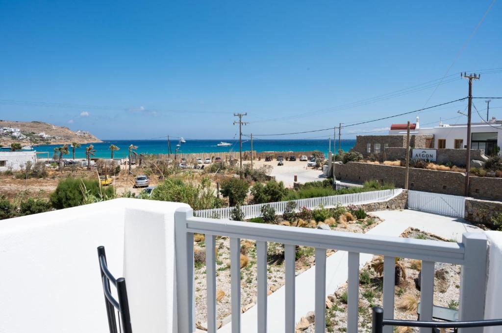 a view of the beach from the balcony of a house at Vaqueros in Mýkonos City