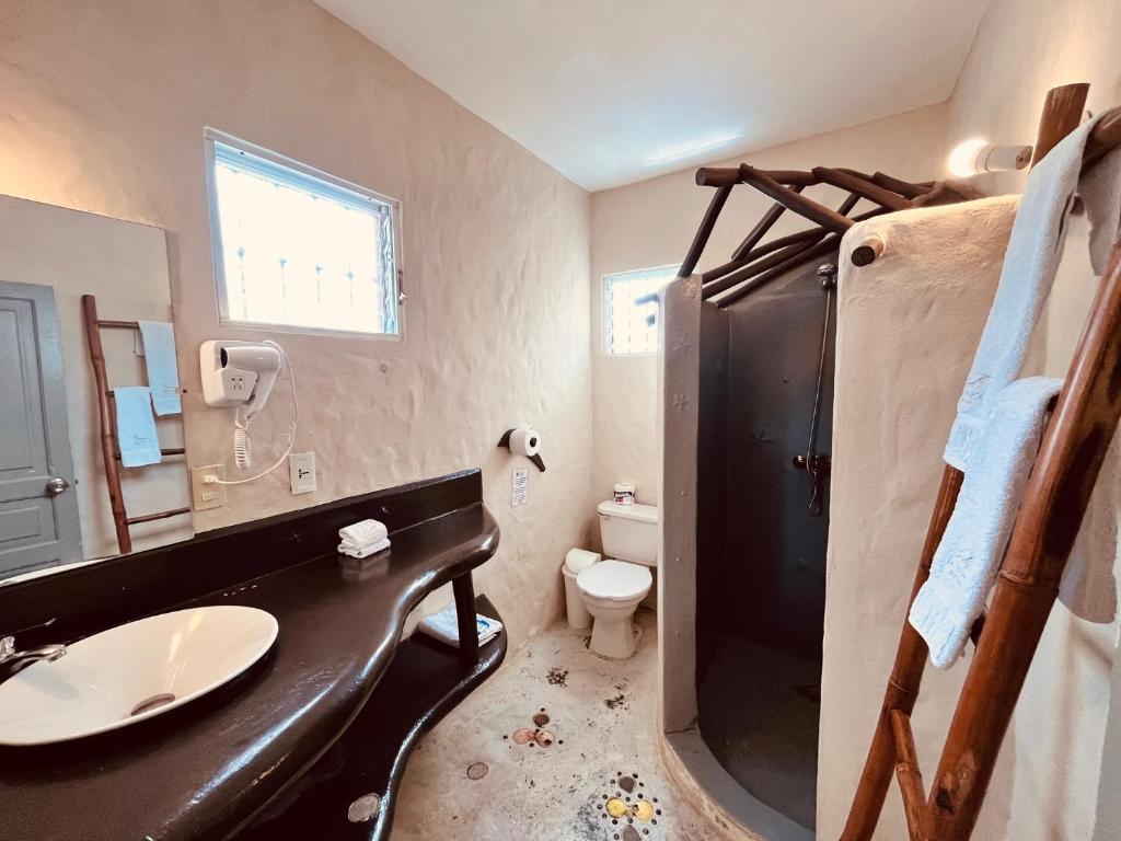 Un baño de Hotel La Tortuga